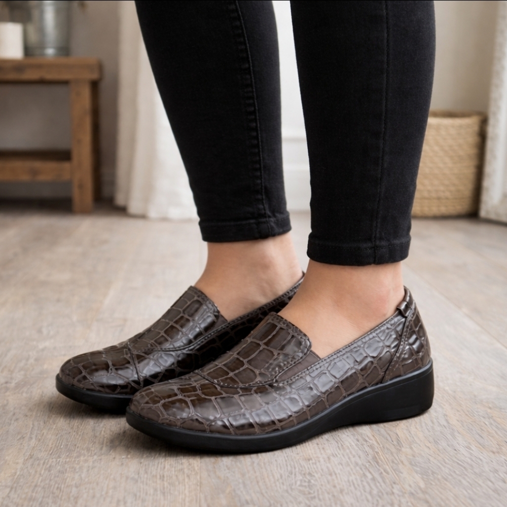 Clarks Gael Feline Classic Minimalist Crocodile Comfort Loafer Flat 7M